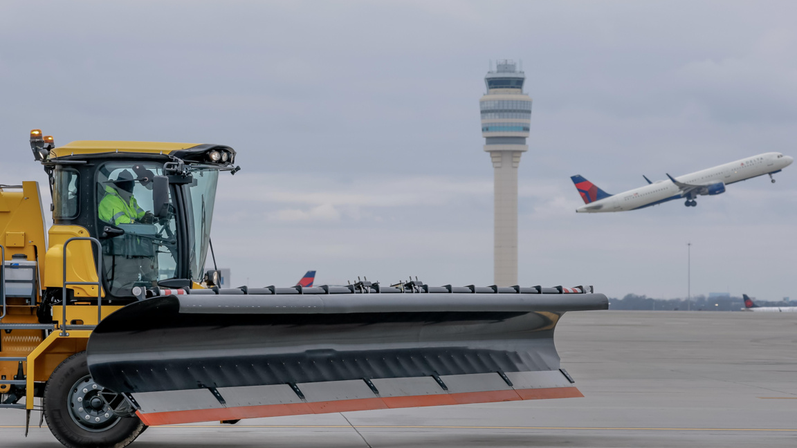 Снегорин чисти писта на летището в Атланта