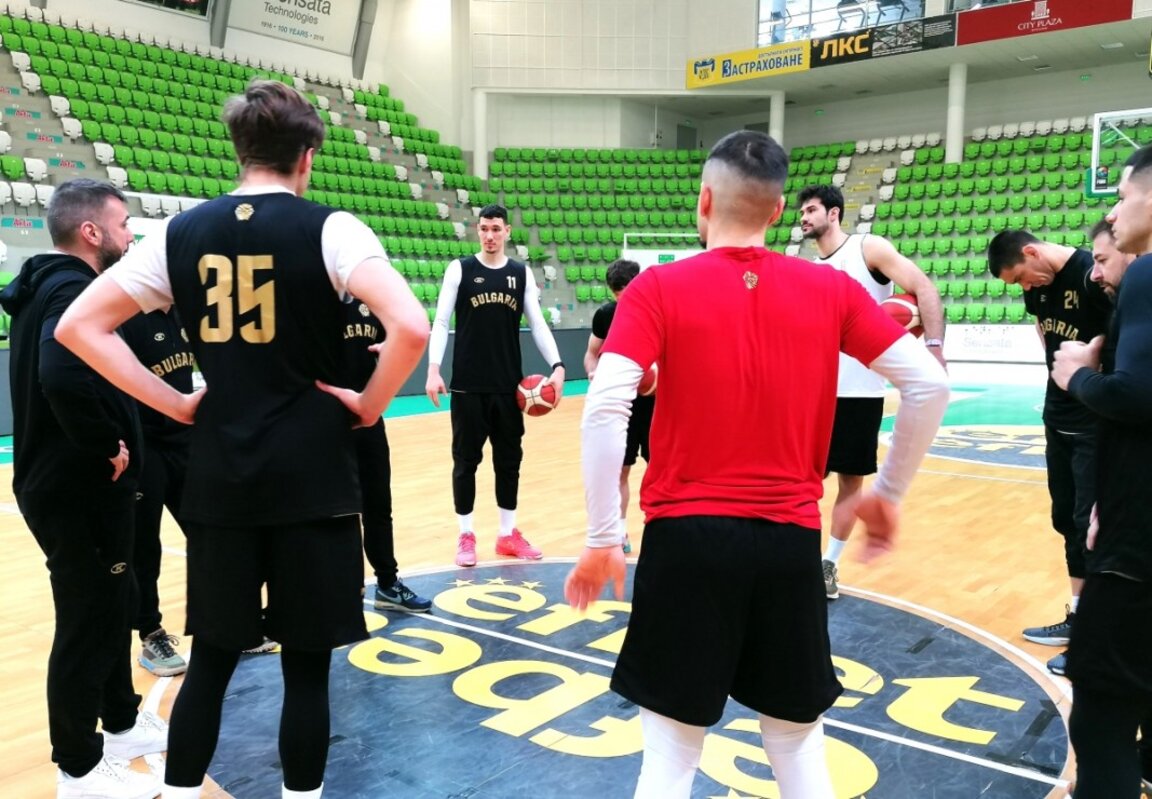 НАционалите на първата тренировка в Ботевград.