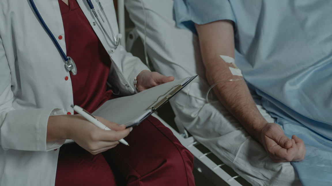 Медици от "Света Анна" във Варна на протест за заплати 