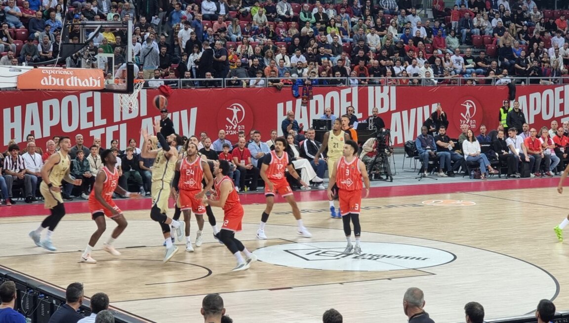 El equipo de baloncesto Hapoel Tel Aviv derrota al Barcelona en Sofía