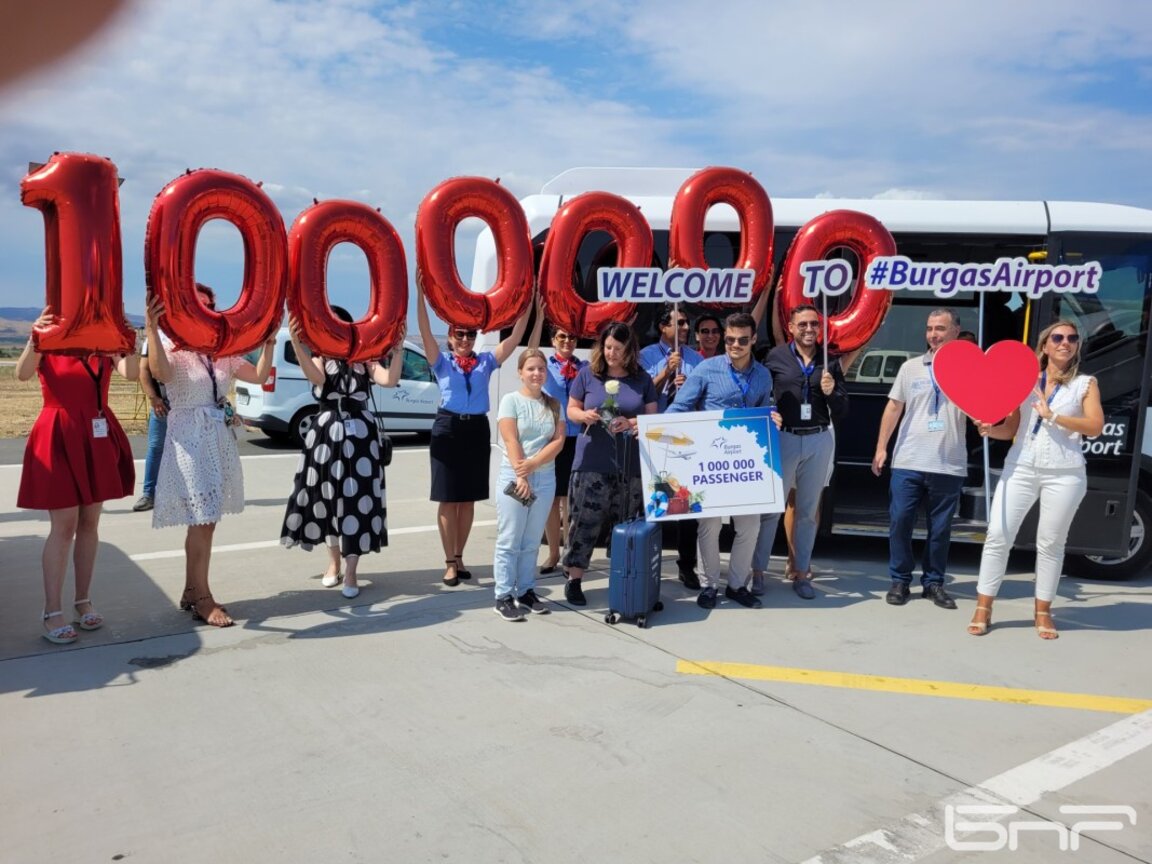 Посрещнаха милионния пътник на Летище Бургас (ОБНОВЕНА)