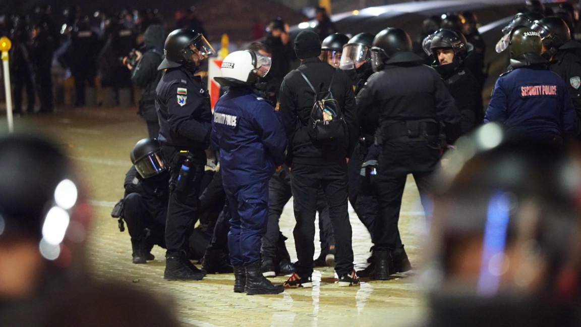Полицаи на предишния голям антиправителствен протести в София, който се проведе на 1 декември.