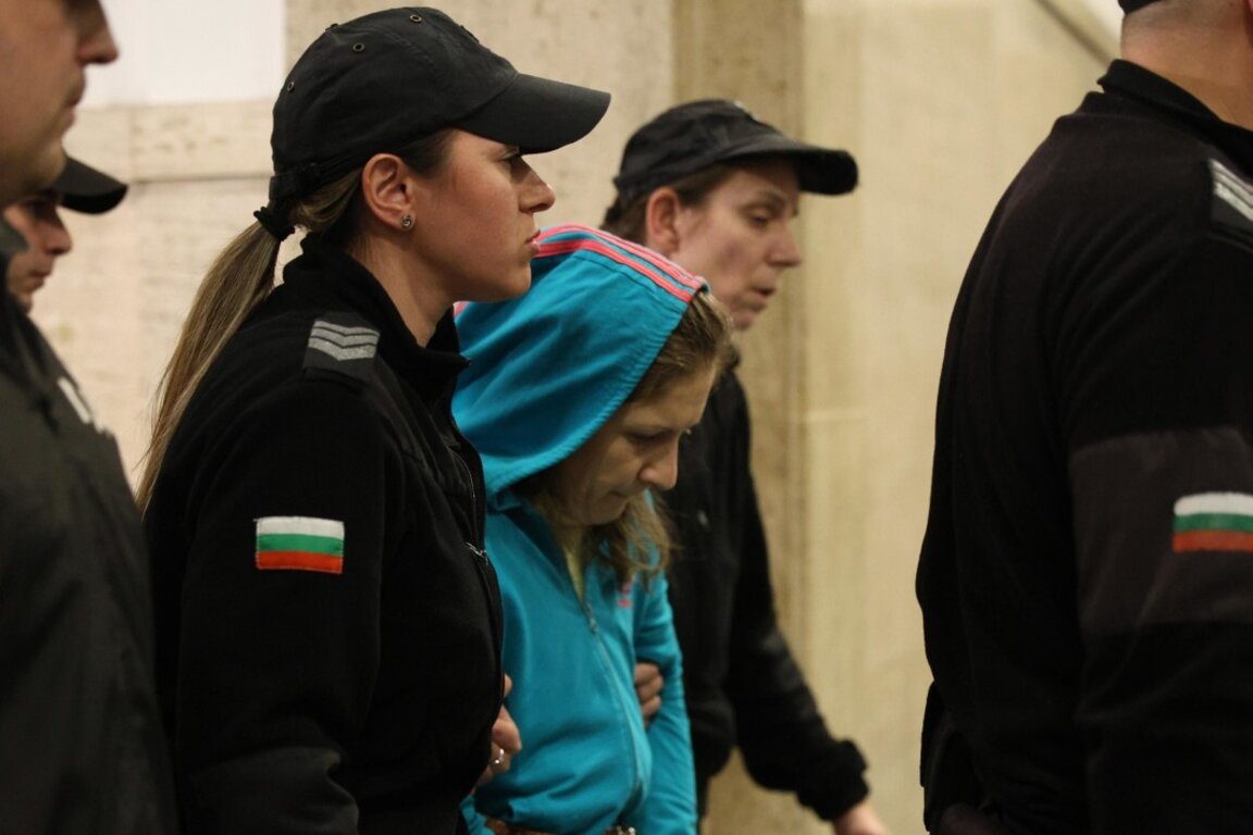 Майката от Вакарел, обвинена в убийството на децата си, остава в ареста