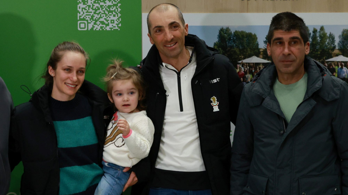 Милена и Владимир на летището с дъщеря им.