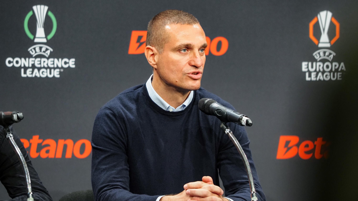 Неманя Видич говори пред медиите.