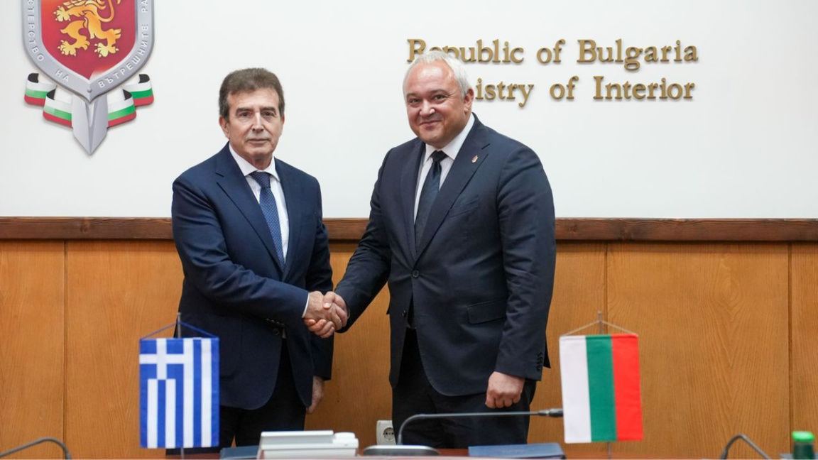 Bulgarian Interior Minister Ivan Demerdzhiev (right) and Greek Minister for Citizen Protection Michalis Chrysochoidis meet in Sofia.