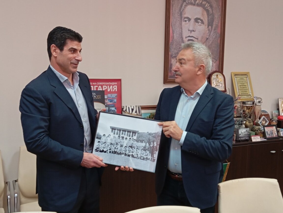 Президентът на БФС Георги Иванов (вляво) по време на посещението си при кмета на община Монтана Златко  Живков.