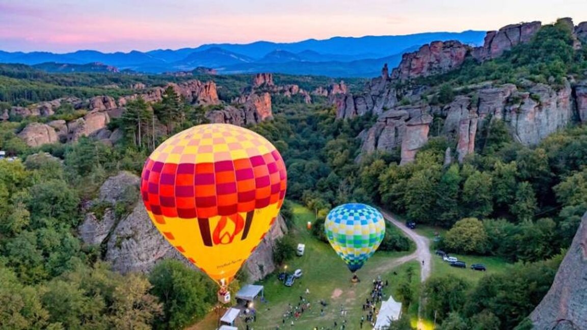 Más allá de las nubes: rocas y globos vuelven a bailar mágicamente sobre Belogradchik