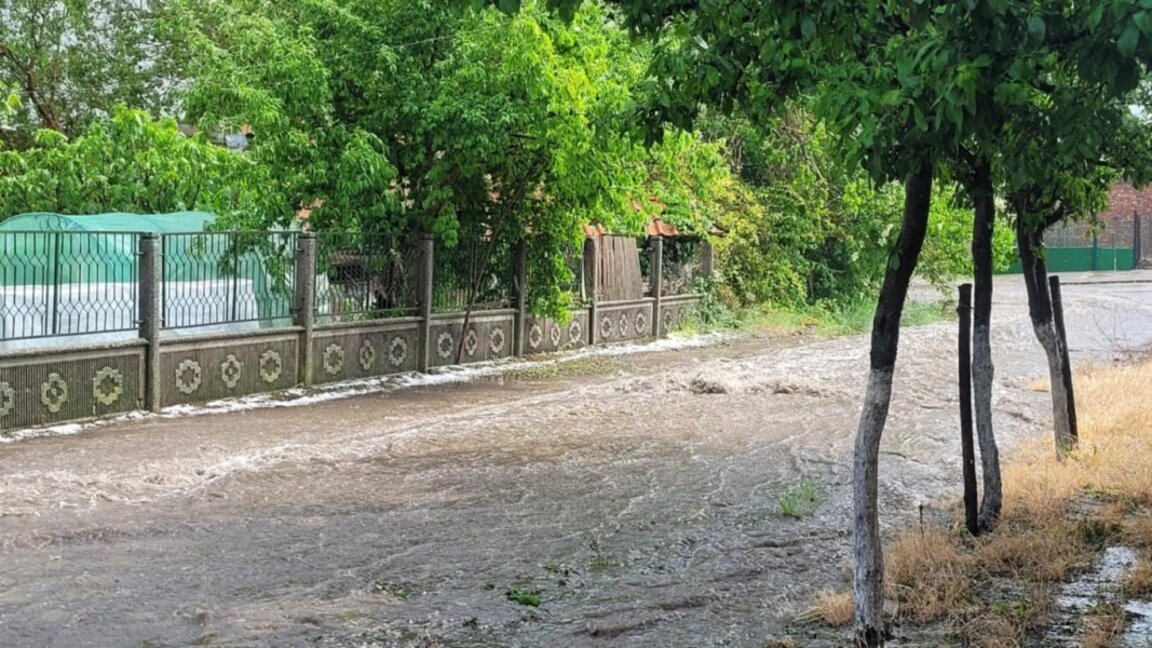Проливен дъжд с градушка удари Кула