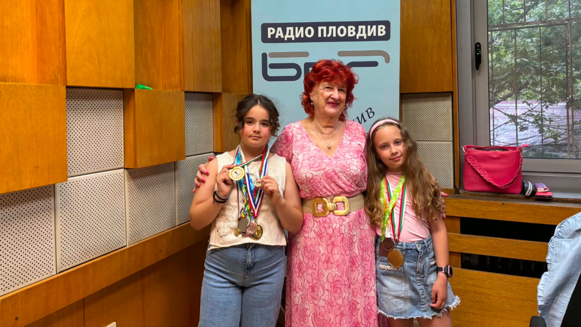 Невена Кючукова и част от децата в ДВГ "Пеещите котенца"