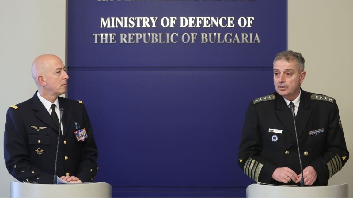 El general Philippe Lavigne y el almirante Emil Evtimov