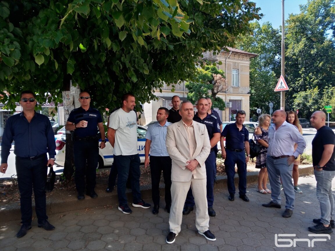 Полицаите в Кюстендил на мълчалив протест