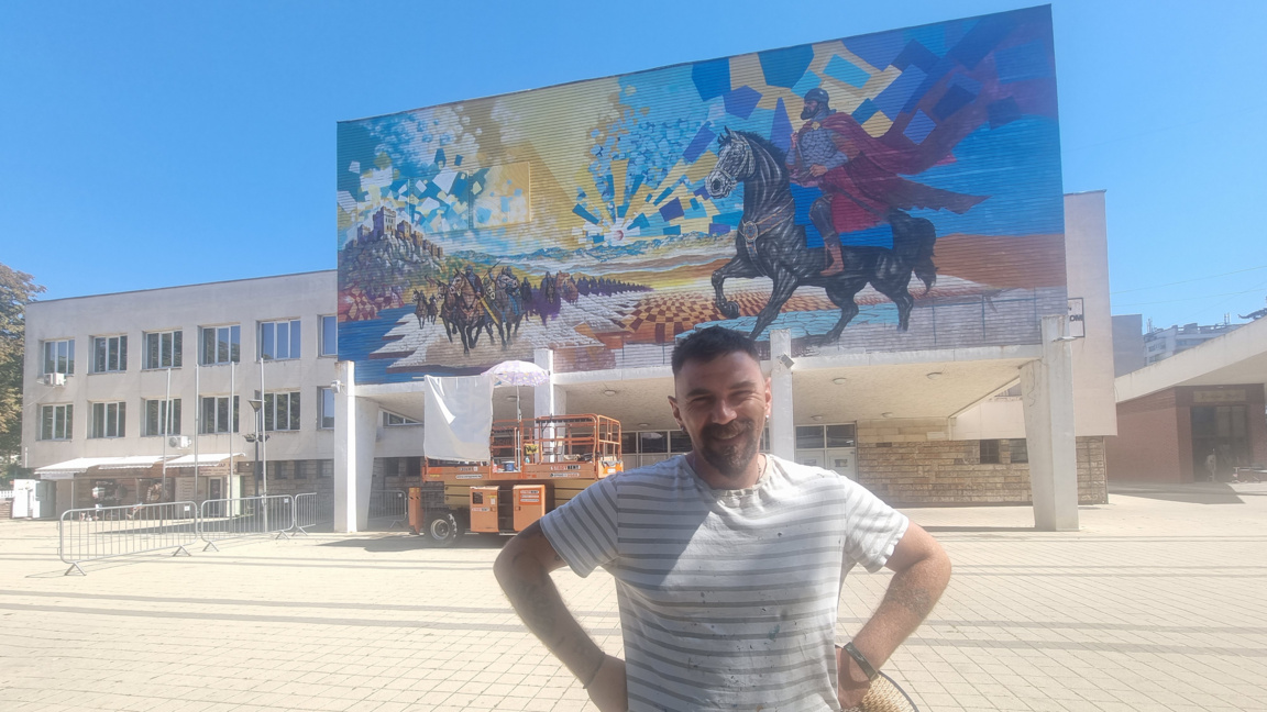 Художникът Кирил Богданов изрисува  фасадата на Младежкия дом в Перник