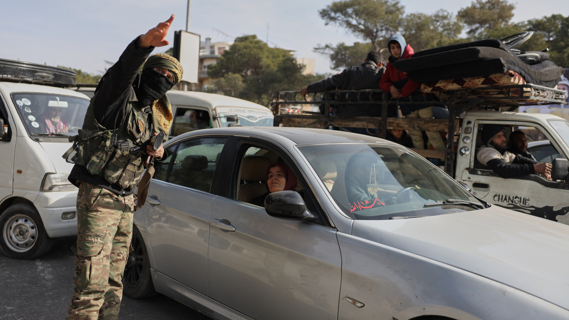 Сирийски войник насочва жители, които се евакуират от Алепо, 7 януари 2026 г.
