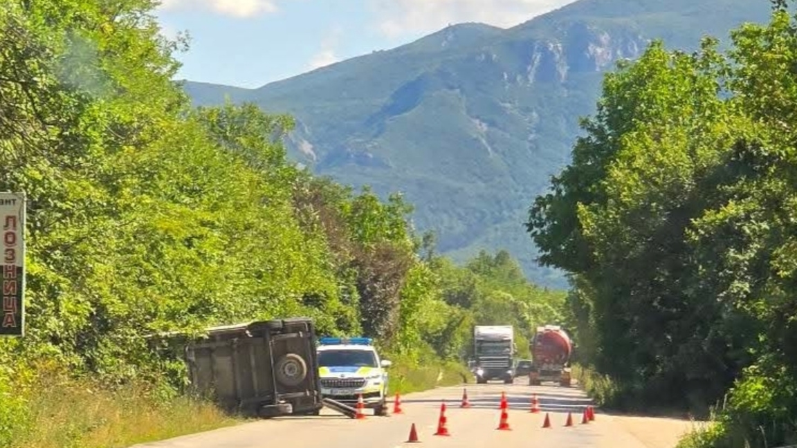 Кола удари линейка край Враца