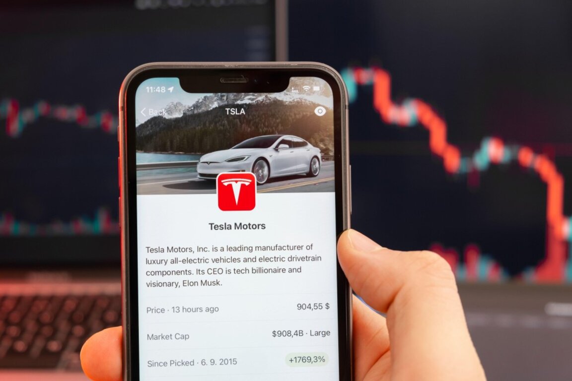 Спад на пазарната оценка на Tesla под 1 трлн. долара след срив на акциите с над 7%