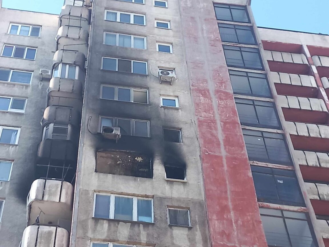 Голям пожар избухна в блок на ул. "Лотос", има загинал