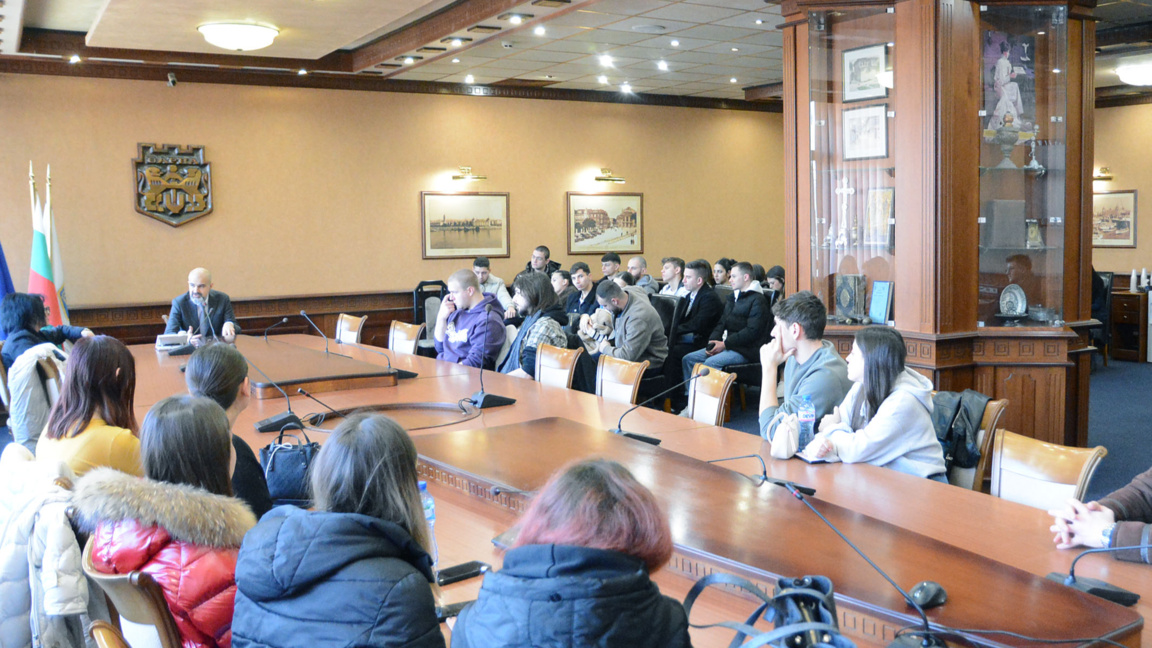 Студенти се запознаха с работата на местната власт във Варна