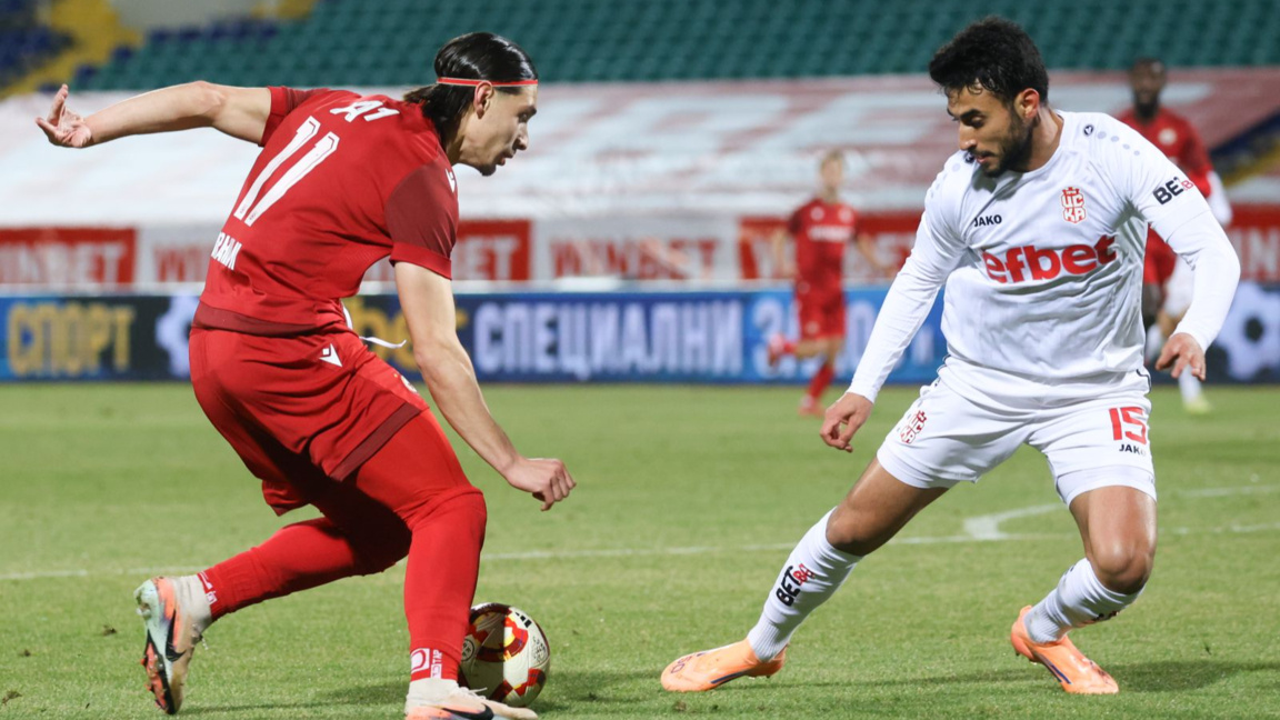 Мохамед Брахими (вляво) пропуска мача в Монтана заради пети жълт картон.