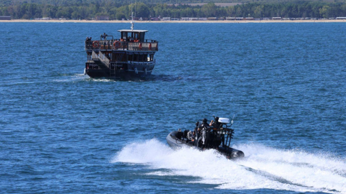 Не са открити телата на тримата моряци от изчезналия кораб