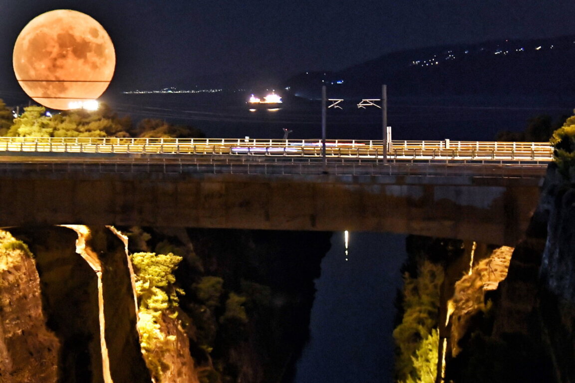 Пълна луна изгрява над Коринтския канал, Пелопонес, Гърция, архив.