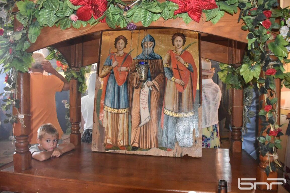 Продължава дарителската кампания за реставрация на иконите в поморийския храм "Преображение Господне"