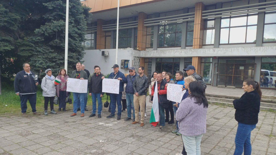 Протест събра граждани срещу затварянето на автогара "Север"