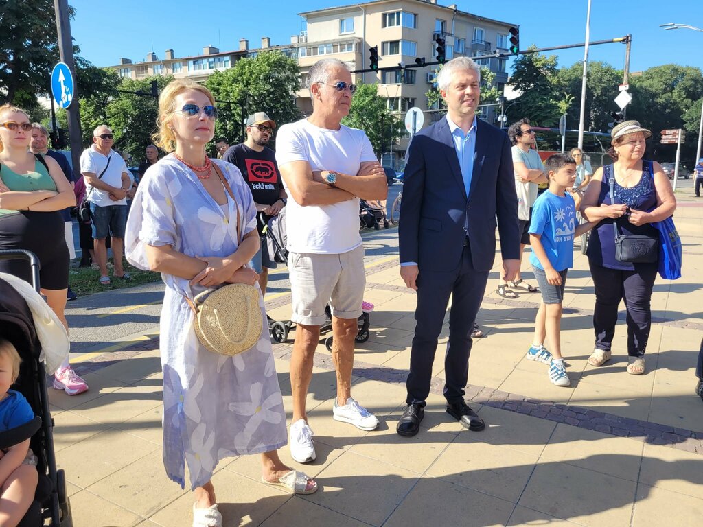 Жители на "Чайка" продължават битката срещу строеж с протест пред общината