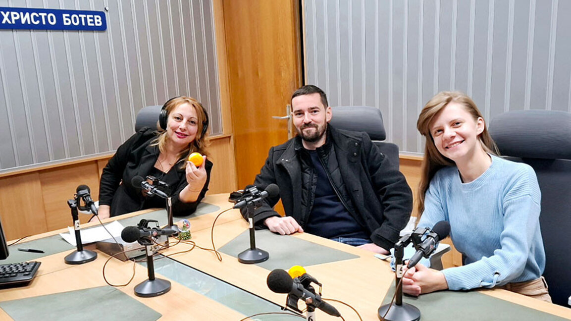 Мария Мира Христова, инж. Васил Ботев и Людмила Лазарова с вълшебното "Копче-топче"