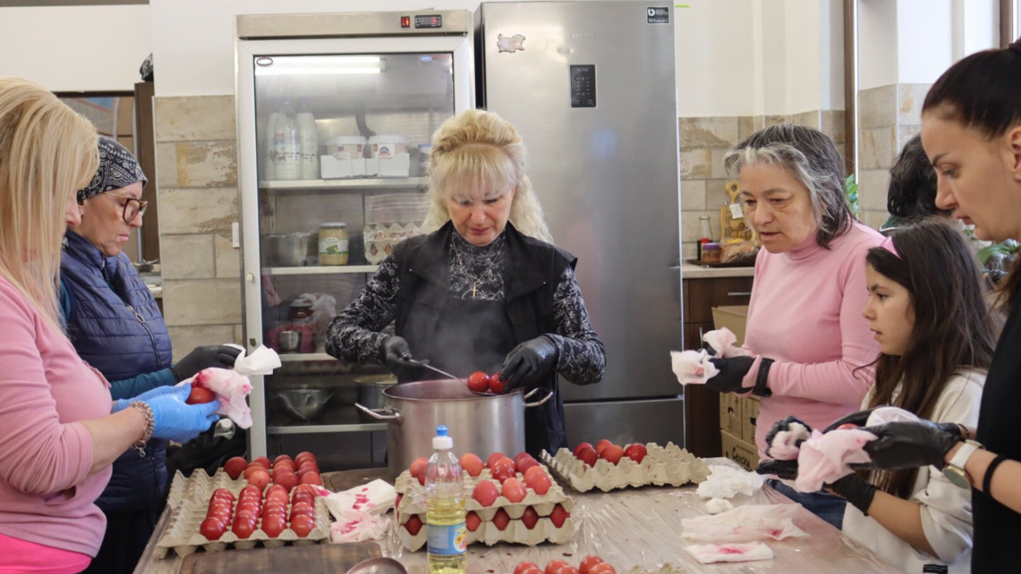 Над 7 000 червени яйца боядисват и раздават в Бачковския манастир