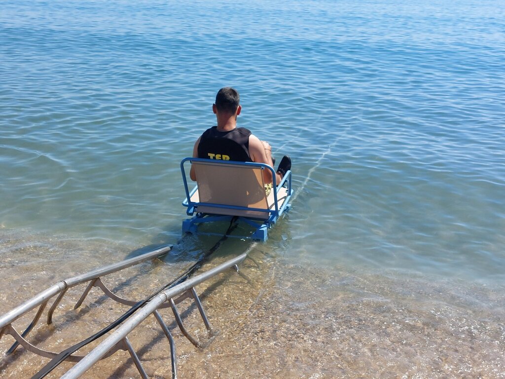 В Бургас вече има електрически рампи за достъп до морето на хора с увреждания 