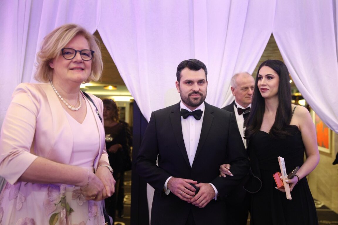 Посланичката на Австрия Андреа Икич-Бьом, министърът на външните работи Георг Георгиев със съпругата си, участваха в 24-ия Виенски бал в София.