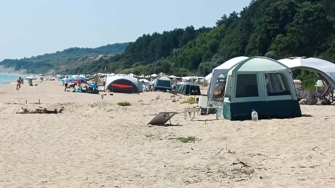 Retiran tiendas de campaña y caravanas de la playa de Karadere del mar Negro
