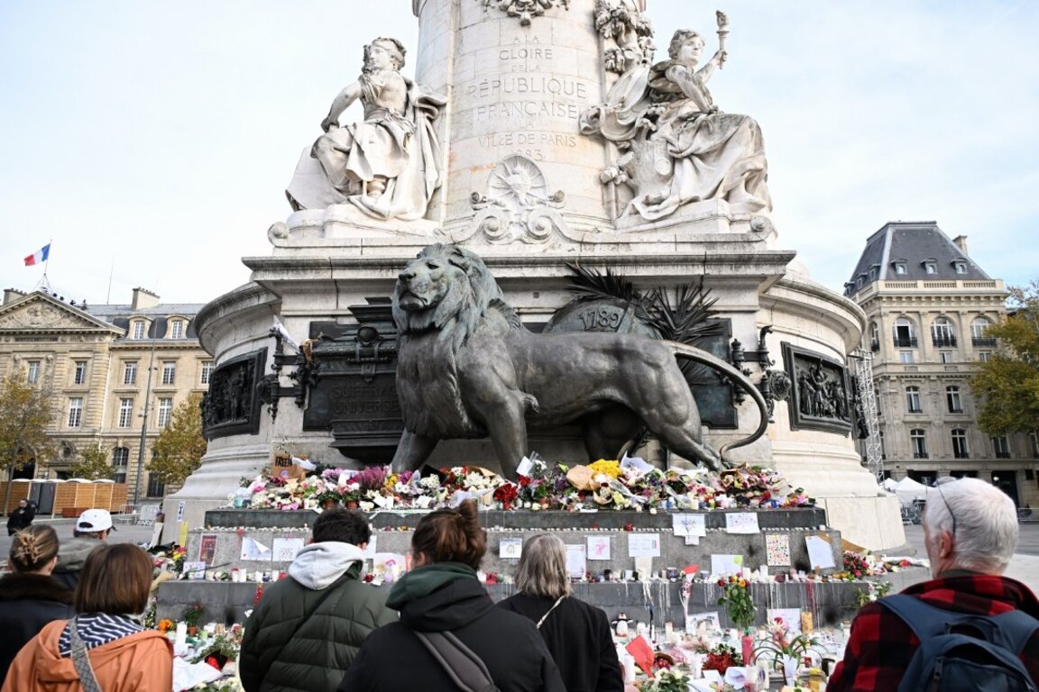 Парижани почитат паметта на жертвите на Площада на Републиката в столицата на Франция, 13 ноември 2025 г.