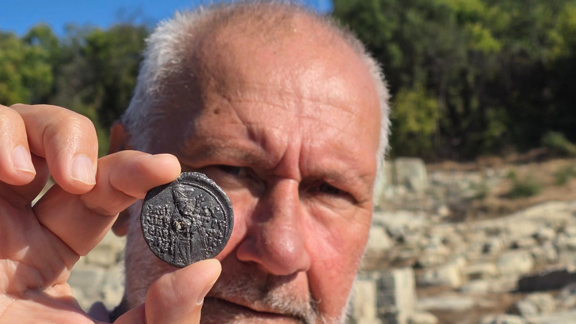 El director de las excavaciones de Perperikón, el profesor Nikolái Ovcharov, muestra el sello de la emperatriz Irina Comnena que se ha hallado