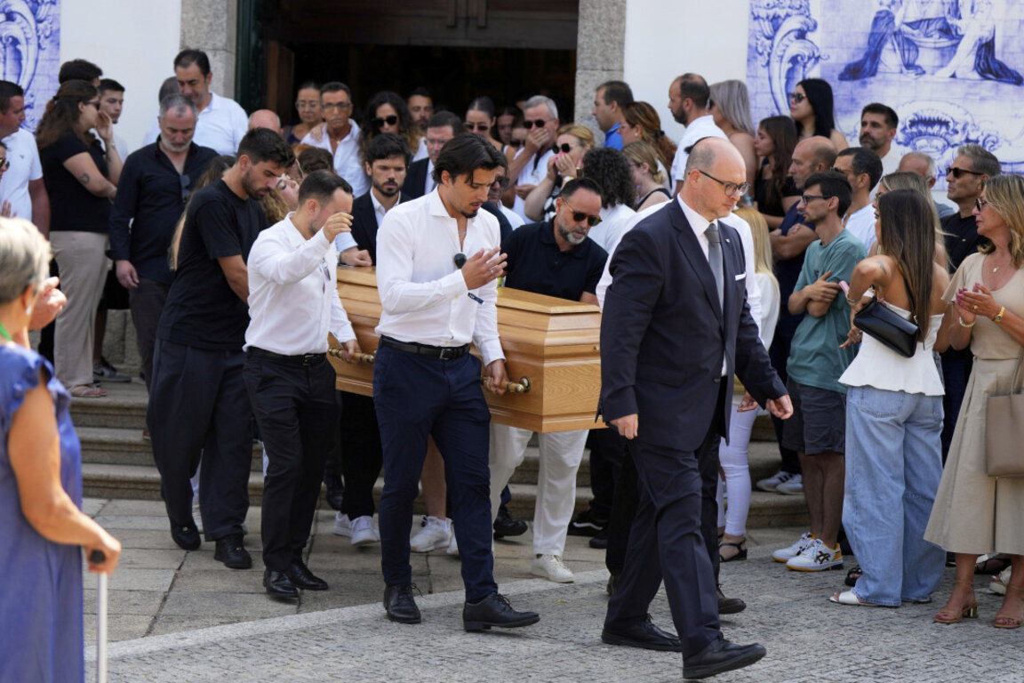 Стотици изпратиха Диого Жота и Андре Силва