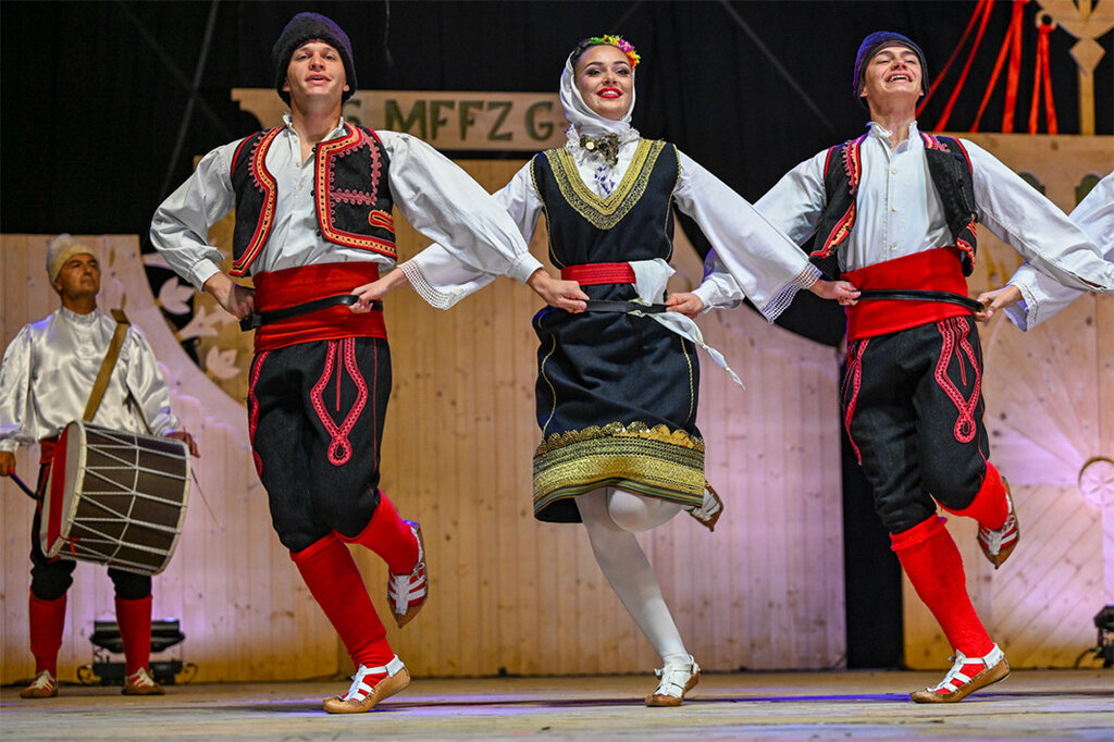 Grup folklorik nga Bansko mahniti publikun dhe jurinë në Festivalin Ndërkombëtar në Zakopane