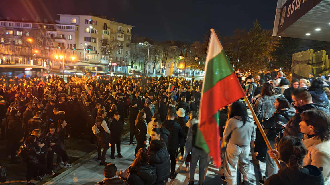 Протест и шествие във Варна (СНИМКИ и ВИДЕО)