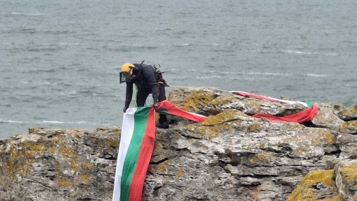 13-метрова мартеница и национален флаг бяха спуснати от скалите в Тюленово