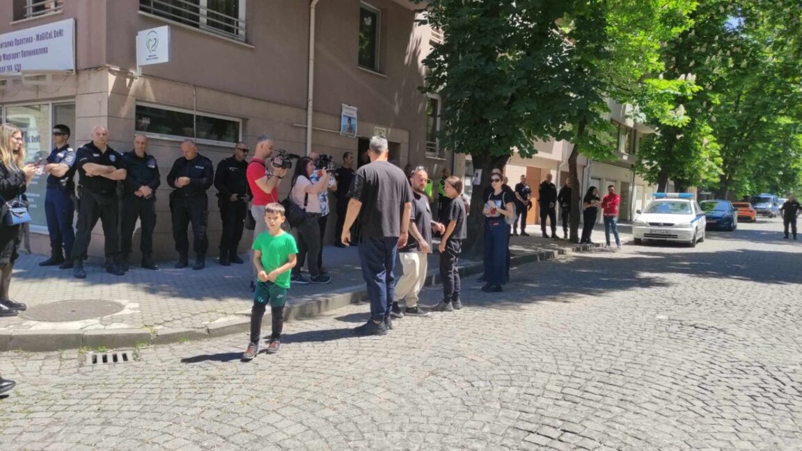 Протестът "Справедливост за Ангел" окупира дома на анестезиолога