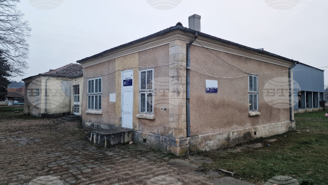 Обновяват сграда в Цар Калоян