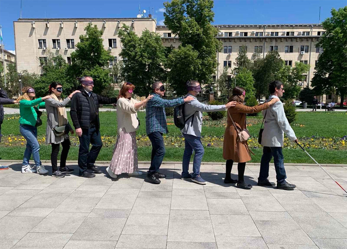 Një shëtitje me sy të lidhur nëpër rrugët e Sofjes tregon se sa e vështirë është për të verbrit të qarkullojnë