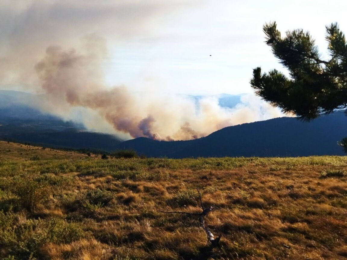 Към момента  няма опасност пожарът в РСМ, който гори до границата, да навлезе на наша територия