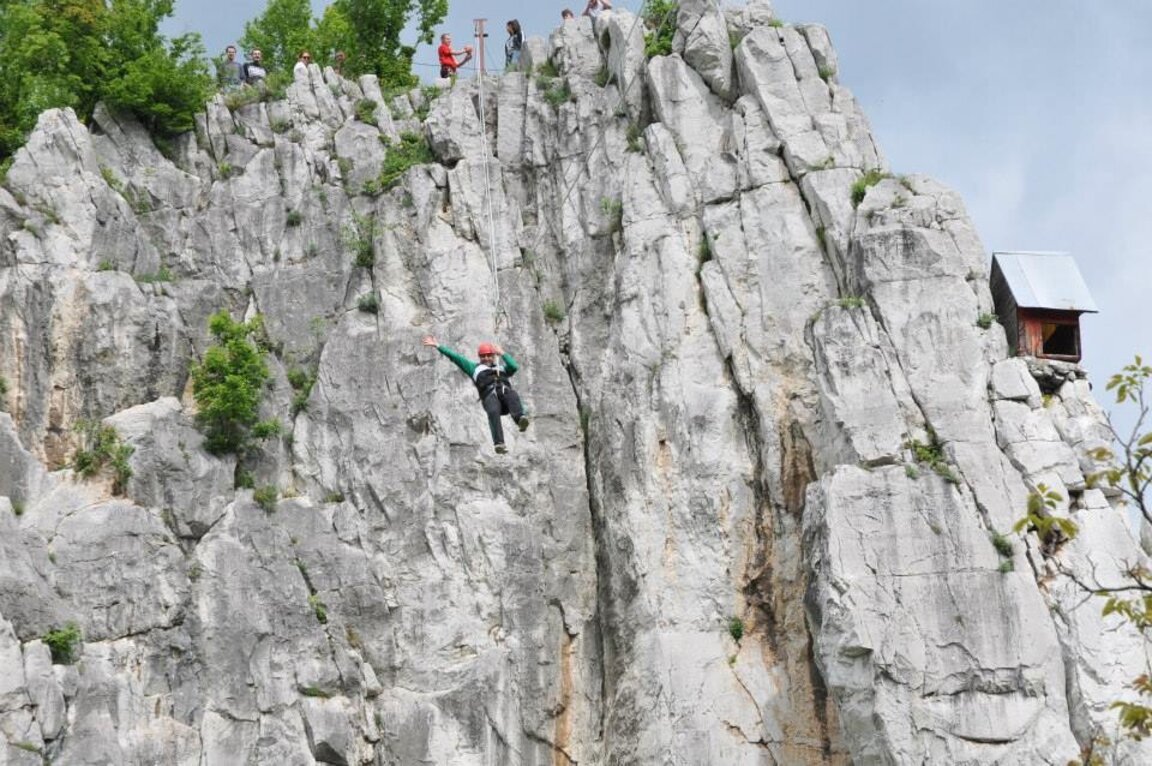 Cuerda alpina y atracciones en las rocas de Lakatnik