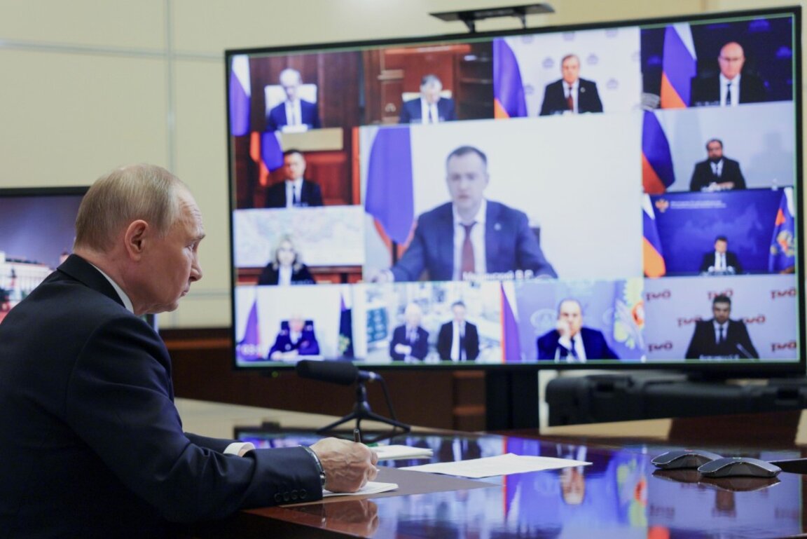Президентът на Русия Владимир Путин председателства правителствена среща по видеоконферентна връзка от резиденцията си в Ново Огарьово.