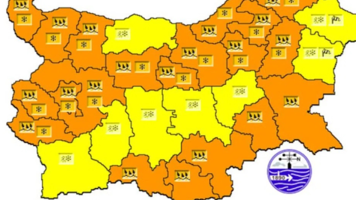 Предупреждения за студ, валежи и вятър в цялата страна 