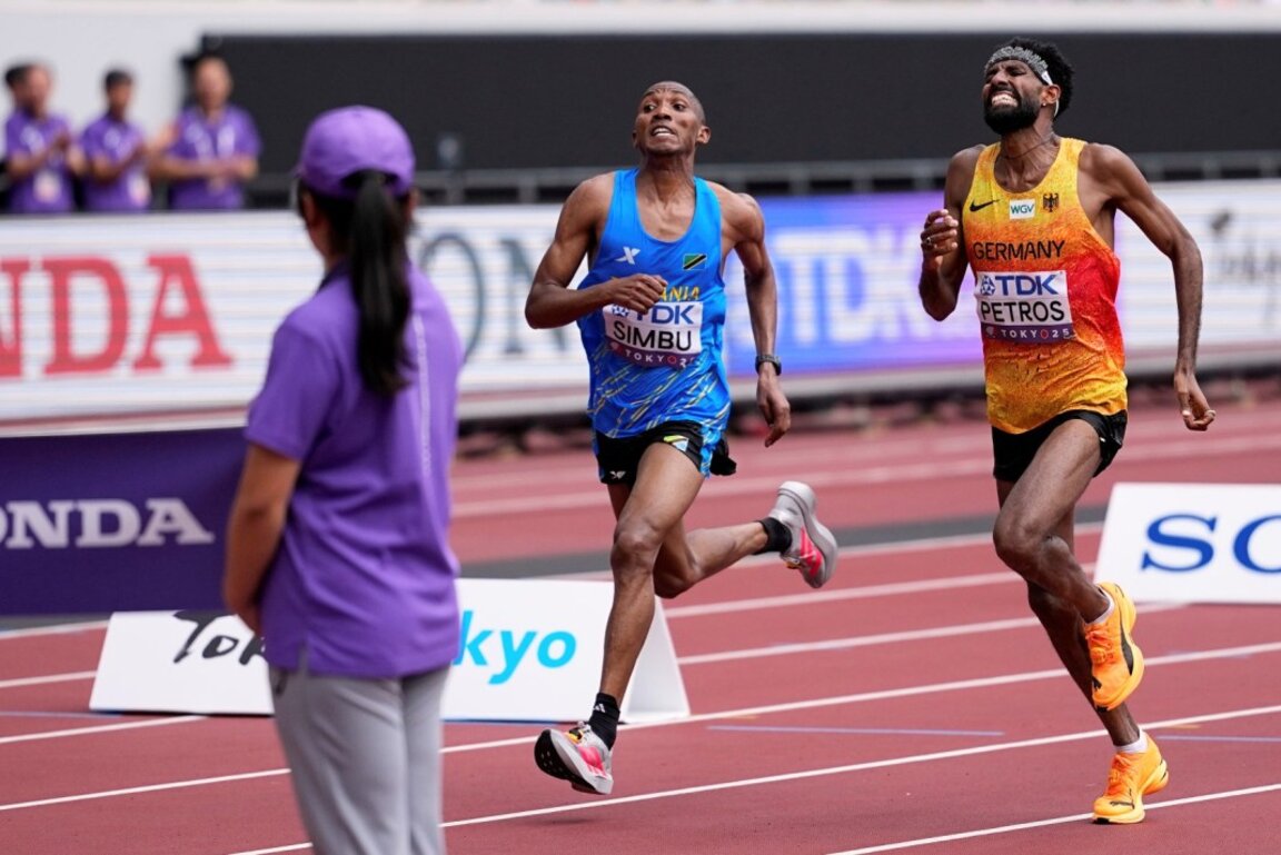 Симбу (вляво) и Петрос спринтират към финала на стадиона.