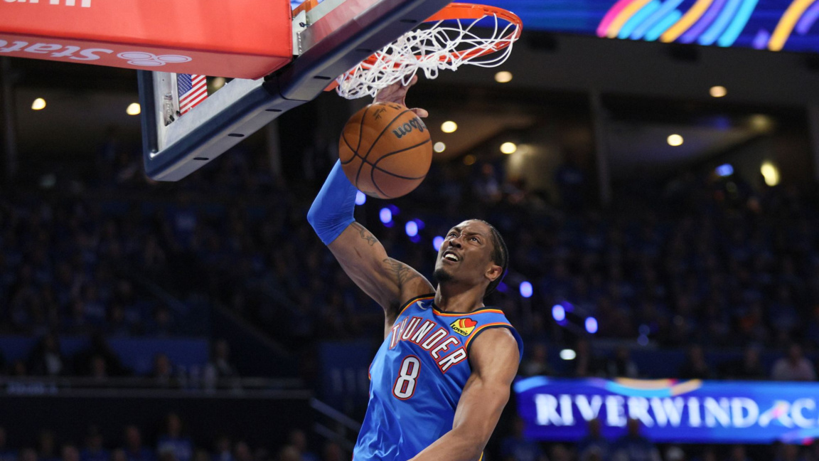 Джейлън Уилямс от Оклахома забива в коша на Финикс.