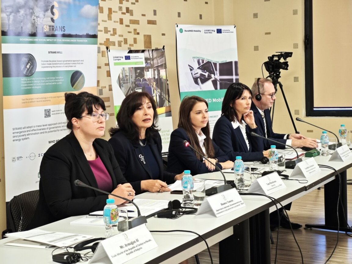 Снимка от събитието:
Таня Михайлова е втората от ляво надясно.