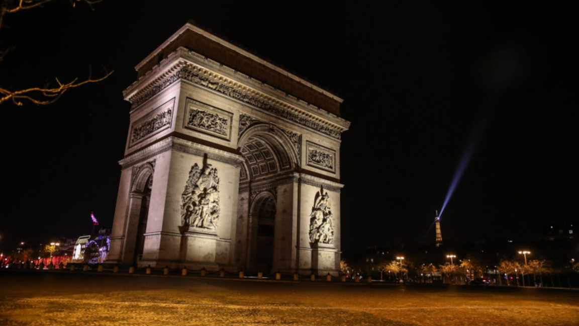 Парижката полиция простреля въоръжен с нож мъж при Триумфалната арка